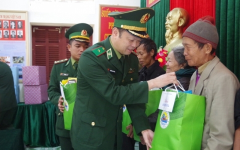 Ấm áp tình quân dân nơi biên giới