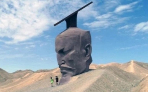 Bức tượng H&aacute;n Vũ Đế đặt giữa sa mạc ở Trung Quốc g&acirc;y tranh c&atilde;i