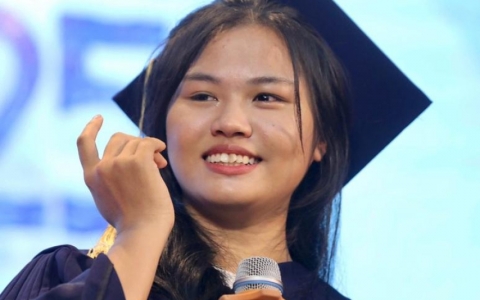 Chuyện đời của nữ thủ khoa mồ c&ocirc;i khiến cả hội trường kh&oacute;c nghẹn