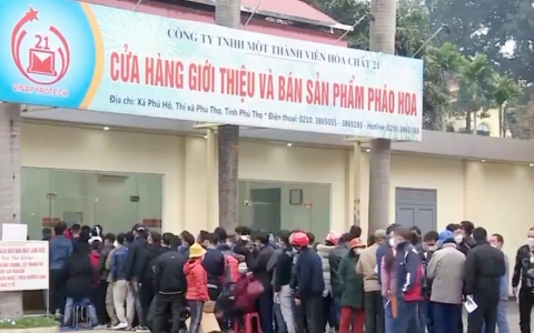 Dân xếp hàng chờ mua pháo hoa, website Nhà máy Z121 "nghẽn mạng"