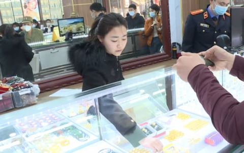 Hai nh&acirc;n vi&ecirc;n b&aacute;n h&agrave;ng ăn trộm 82 c&acirc;y v&agrave;ng