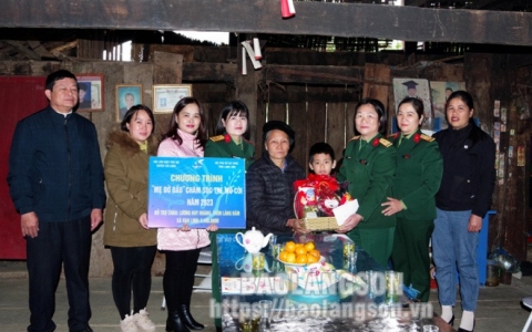 Hội phụ nữ Bộ CHQS tỉnh thực hiện chương trình “mẹ đỡ đầu” tại huyện Chi Lăng