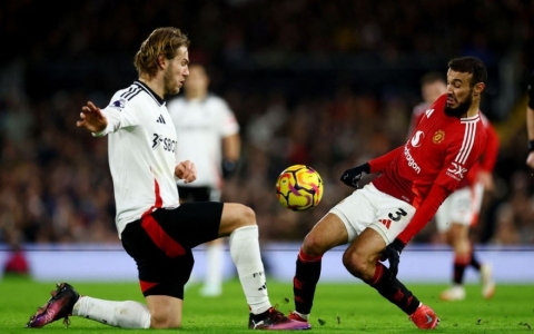 Lisandro Martinez lập công, Man Utd may mắn thắng Fulham