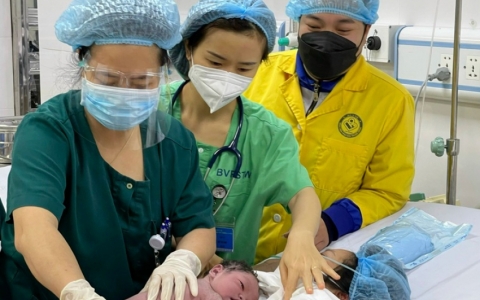 Ngắm nhìn những "công dân nhí" chào đời trong khoảnh khắc giao thừa