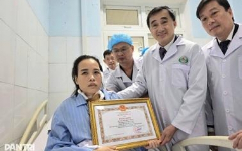 Ng&agrave;y trở lại của nữ điều dưỡng từng bị đ&acirc;m 11 nh&aacute;t dao khi cứu trẻ sơ sinh