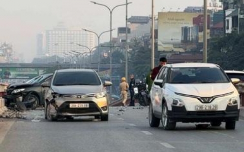 Nữ t&agrave;i xế g&acirc;y tai nạn li&ecirc;n ho&agrave;n tr&ecirc;n cầu vượt, một người tử vong