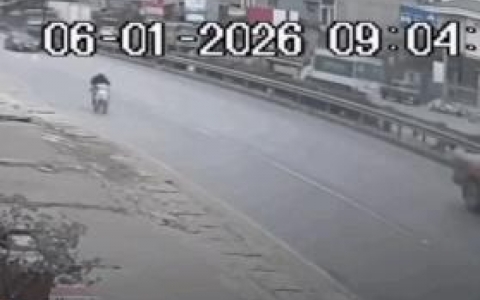 &Ocirc; t&ocirc; con biến dạng sau khi bị xe tải hất văng qua dải ph&acirc;n c&aacute;ch