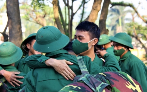 Quyến luyến tiễn quân nhân hoàn thành nghĩa vụ quân sự trở về địa phương