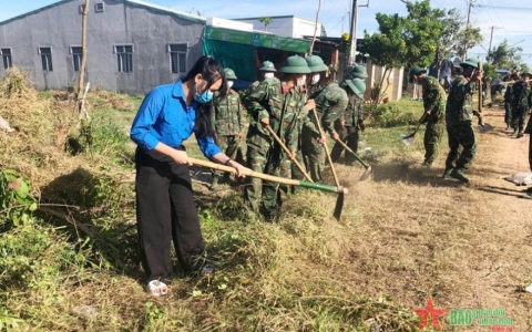 Sức trẻ giúp dân ở vùng biên