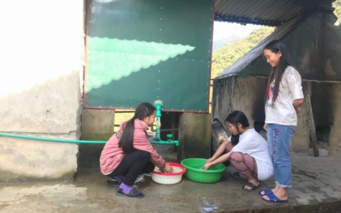 Thầy gi&aacute;o l&agrave;m hệ thống cấp nước n&oacute;ng "khủng" chống r&eacute;t cho học tr&ograve; v&ugrave;ng cao