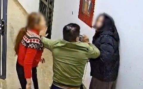 Vụ người phụ nữ đ&aacute;nh h&agrave;ng x&oacute;m tại chung cư H&agrave; Nội: Nạn nh&acirc;n thương t&iacute;ch 0%