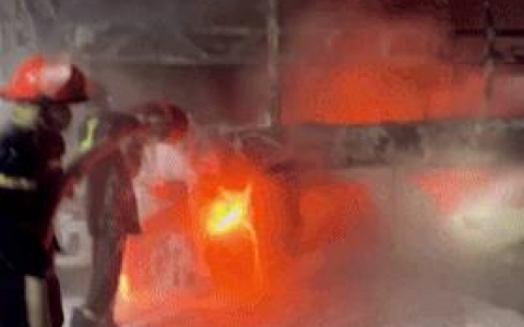 Xe kh&aacute;ch bốc ch&aacute;y dữ dội tr&ecirc;n cao tốc Bắc - Nam