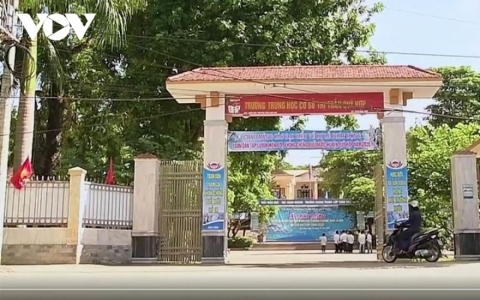 Cảnh c&aacute;o, chuyển trường thầy gi&aacute;o t&aacute;t học sinh v&igrave; kh&ocirc;ng thuộc b&agrave;i