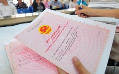 Chủ tịch x&atilde; được cấp sổ đỏ cho người d&acirc;n