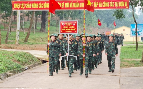 Phụ nữ Lữ đo&agrave;n Th&ocirc;ng tin 80 (Qu&acirc;n khu 4) đồng h&agrave;nh c&ugrave;ng chiến sĩ mới