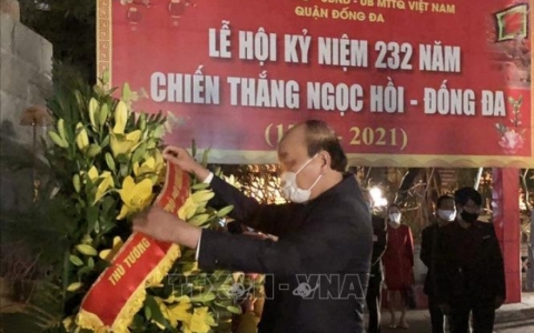 Thủ tướng d&acirc;ng hương tưởng nhớ Ho&agrave;ng đế Quang Trung &ndash; Nguyễn Huệ