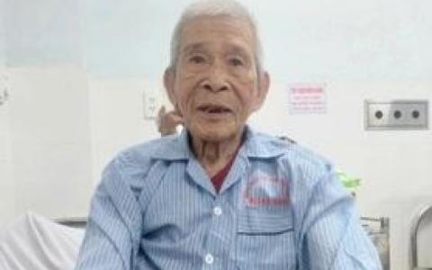 Trượt ng&atilde; tại nh&agrave;, cụ &ocirc;ng 106 tuổi bị g&atilde;y li&ecirc;n mấu chuyển xương đ&ugrave;i