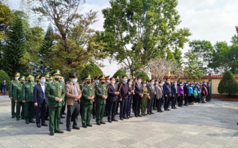 Tư lệnh BĐBP v&agrave; l&atilde;nh đạo tỉnh Quảng Ninh d&acirc;ng hương tại Đ&agrave;i tưởng niệm Liệt sỹ P&ograve; H&egrave;n