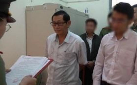 Cựu gi&aacute;m đốc trung t&acirc;m gi&aacute;o dục thường xuy&ecirc;n bị bắt