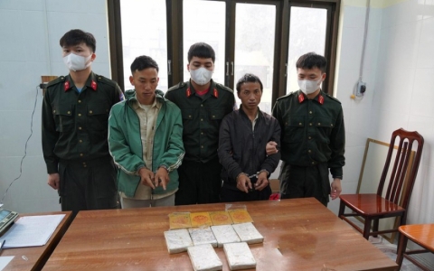 H&agrave; Giang bắt c&aacute;c đối tượng vận chuyển, mua b&aacute;n 10 b&aacute;nh heroin