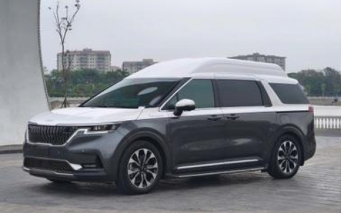 Kia Carnival Royal 4 năm tuổi được rao b&aacute;n ngang gi&aacute; xe sang