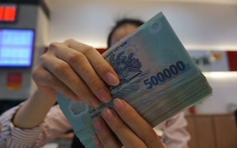 L&atilde;i suất tiết kiệm li&ecirc;n tục giảm