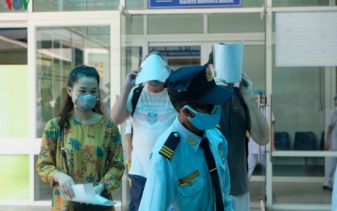 Nữ nh&acirc;n vi&ecirc;n Điện m&aacute;y Xanh v&agrave; 2 du kh&aacute;ch Anh mắc Covid-19 xuất viện