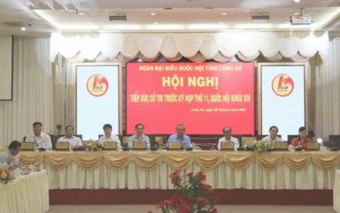 Ph&oacute; Thủ tướng Thường trực Ch&iacute;nh phủ Trương H&ograve;a B&igrave;nh tiếp x&uacute;c cử tri