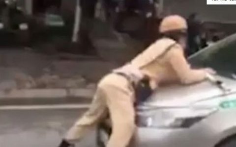 T&agrave;i xế hất Trung u&yacute; CSGT l&ecirc;n nắp cap&ocirc; ra tr&igrave;nh diện