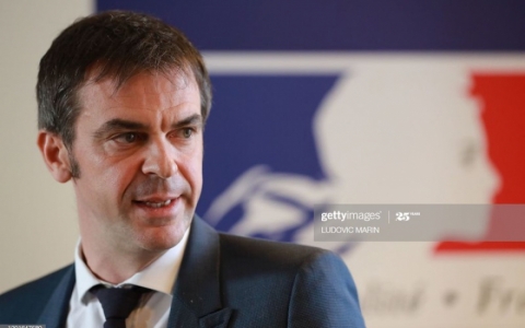 Thêm gần 800 ca mắc Covid-19, Pháp cấm tụ tập trên 100 người