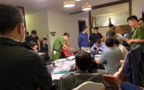 Vụ golfer đ&aacute;nh bạc: Khởi tố, tạm giam 21 đối tượng