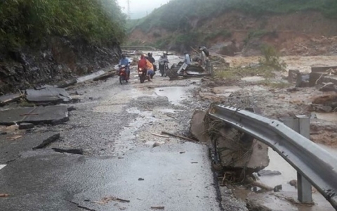 V&ugrave;ng n&uacute;i Bắc Bộ v&agrave; Trung Bộ đề ph&ograve;ng mưa lớn, lốc s&eacute;t, gi&oacute; giật mạnh