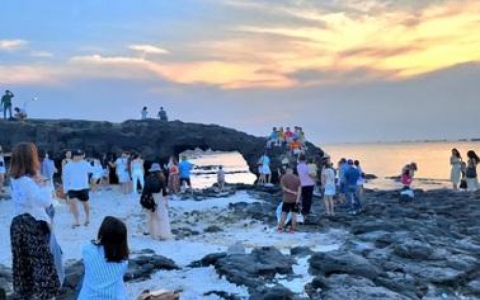 Cấm du kh&aacute;ch tr&egrave;o l&ecirc;n v&ograve;m đ&aacute; n&uacute;i lửa ở đảo L&yacute; Sơn