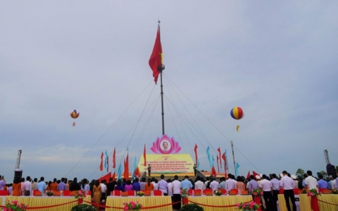 Chủ tịch nước Nguyễn Xuân Phúc dự Lễ thượng cờ 'Thống nhất non sông'