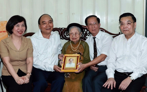 Chủ tịch nước Nguyễn Xu&acirc;n Ph&uacute;c thăm, tặng qu&agrave; c&aacute;c gia đ&igrave;nh ch&iacute;nh s&aacute;ch tại H&agrave; Nội