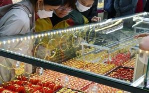 Gi&aacute; v&agrave;ng h&ocirc;m nay, 15-4: Tiếp tục tăng mạnh