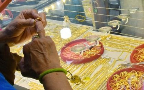 Gi&aacute; v&agrave;ng h&ocirc;m nay, 28-4: Tiếp tục lao dốc