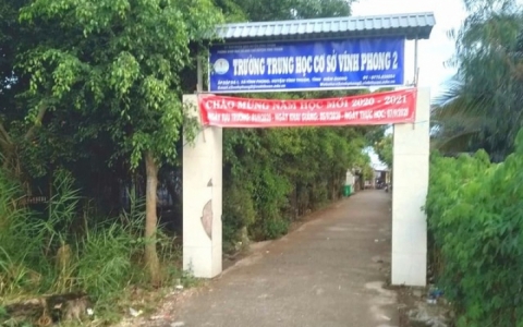 Gi&aacute;o vi&ecirc;n v&agrave;o nh&agrave; nghỉ với học tr&ograve;, hiệu trưởng mất chức