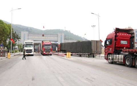 Hơn 1.900 phương tiện chở h&agrave;ng h&oacute;a xuất nhập khẩu th&ocirc;ng quan trong một ng&agrave;y qua c&aacute;c cửa khẩu của tỉnh Lạng Sơn