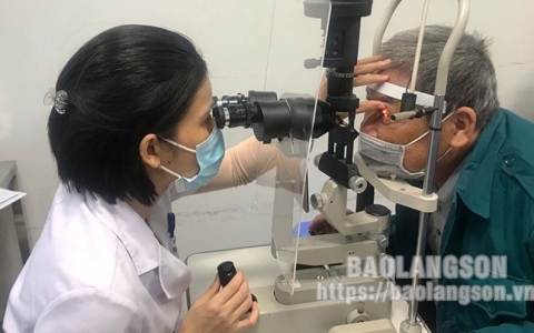 Khám, chữa mắt cho người cao tuổi: Ghi nhận qua công tác phối hợp