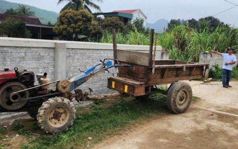 Lái xe công nông lùi vào cổng nhà, người đàn ông bị kẹt tử vong