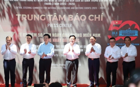Lễ kỷ niệm 50 năm thống nhất đất nước thu hút sự quan tâm đặc biệt