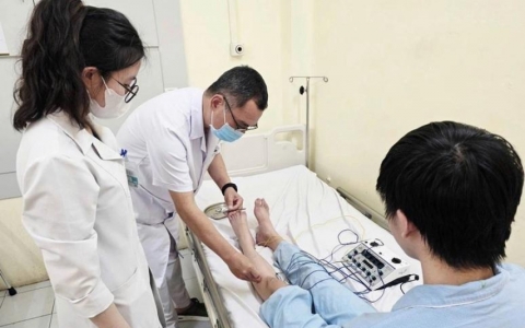 Nam sinh liệt vận động do th&oacute;i quen ngồi khoanh ch&acirc;n k&eacute;o d&agrave;i