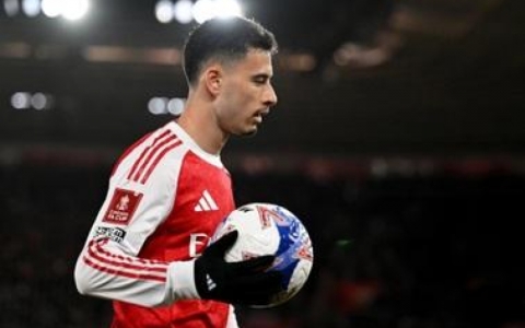 Ng&ocirc;i sao của Arsenal đối mặt &aacute;n phạt nặng sau pha x&ocirc; đẩy trọng t&agrave;i