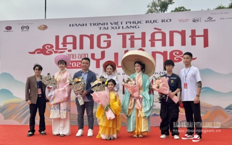 Thành phố Lạng Sơn: Hơn 100 người tham gia diễu hành Việt phục cổ và trang phục dân tộc