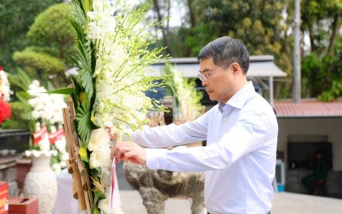 Thủ tướng L&ecirc; Minh Hưng d&acirc;ng hương tại Khu di t&iacute;ch Ng&atilde; ba Đồng Lộc