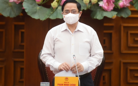 Thủ tướng Phạm Minh Ch&iacute;nh chủ tr&igrave; họp khẩn về ph&ograve;ng chống COVID-19