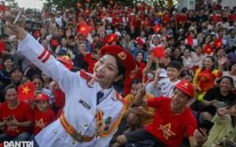 Thủ tướng ph&aacute;t động thi đua, quyết đạt tăng trưởng 2 con số