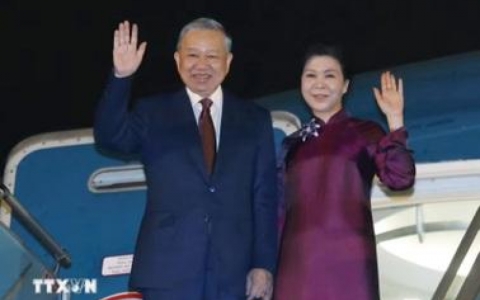Tổng B&iacute; thư, Chủ tịch nước v&agrave; Phu nh&acirc;n l&ecirc;n đường thăm Trung Quốc