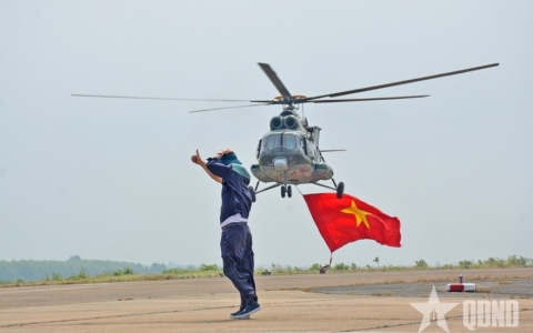 Trực thăng hợp luyện bay treo cờ